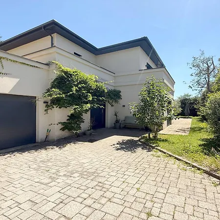 Ferrand Modern With A Heated Pool And A Garden