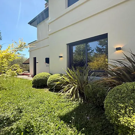 Ferrand Modern With A Heated Pool And A Garden